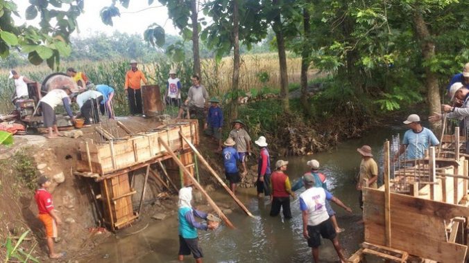 Pengertian Gotong Royong Manfaat Tujuan Nilai Jenis Contoh 1437