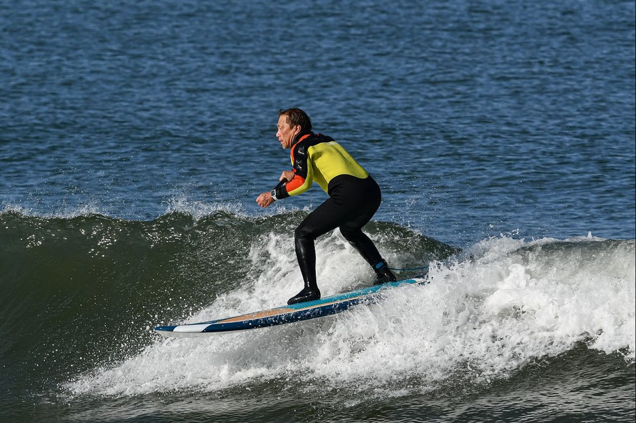 Surfing : Pengertian, Sejarah, Jenis, Teknik, Manfaat & Peraturannya Lengkap